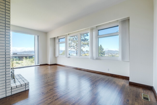 Photo - 90 Geldert Dr House