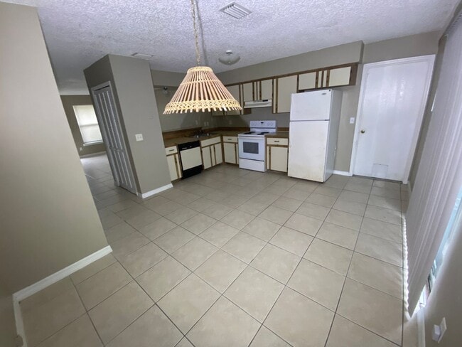 Building Photo - 2/1/1 great location