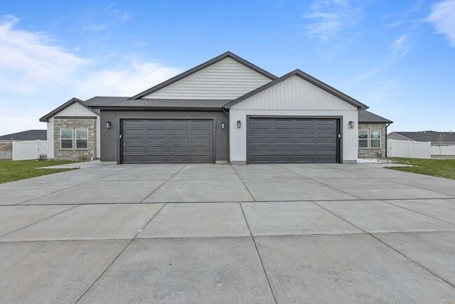 Building Photo - TWIN HOME FOR RENT IN SUGAR CITY 3 BEDROOM...