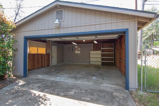 Foto del edificio - 2 Bedroom North Redding Home with Bonus Room. Completely Fenced!