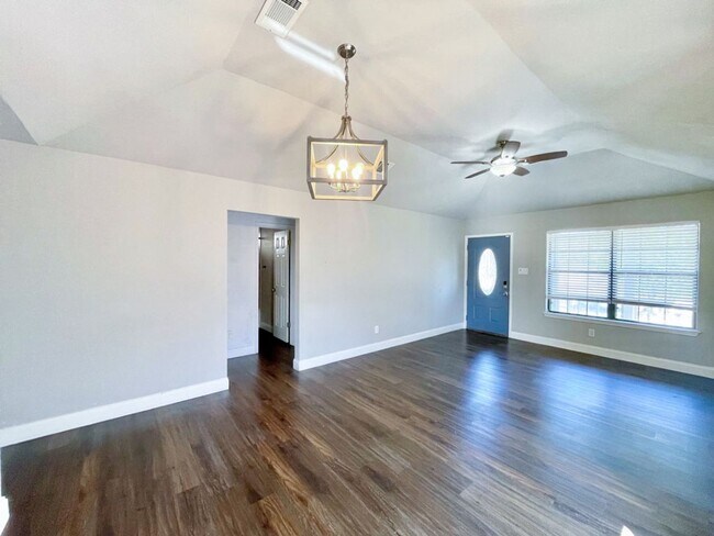 Foto del edificio - Charming Single-Story, 3Bed/2Bath Gem Minutes from Southtown