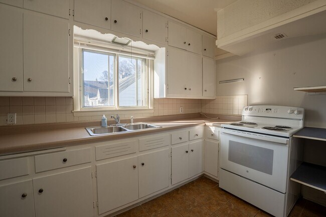 Building Photo - 2572 N 66th St