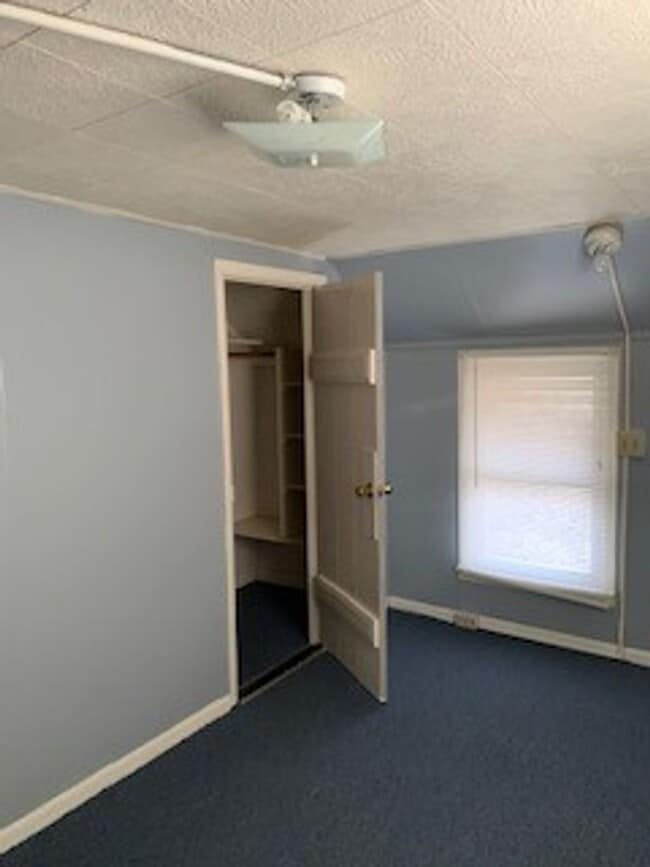 Building Photo - Large 3 BR 2 BA house w beautiful woodwork...