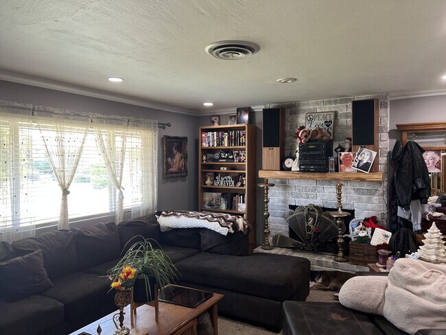 Foto del edificio - 905 Charter Oaks Ct