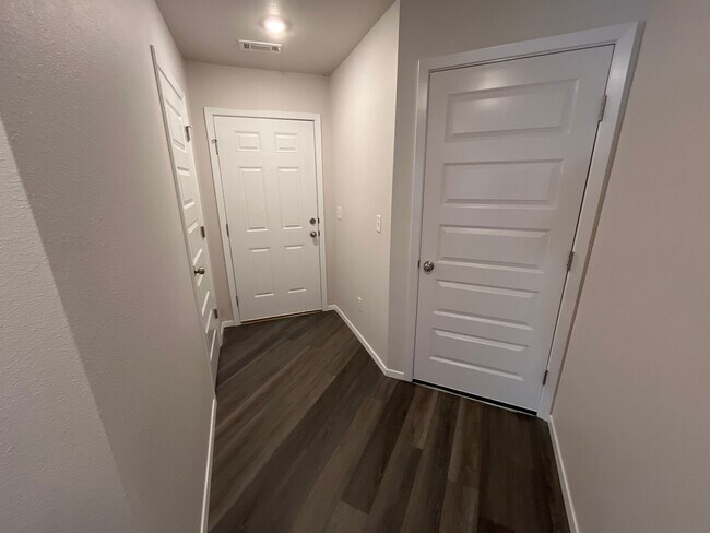 Foto del edificio - *Pre-leasing* Four Bedroom | Two Bath Home...