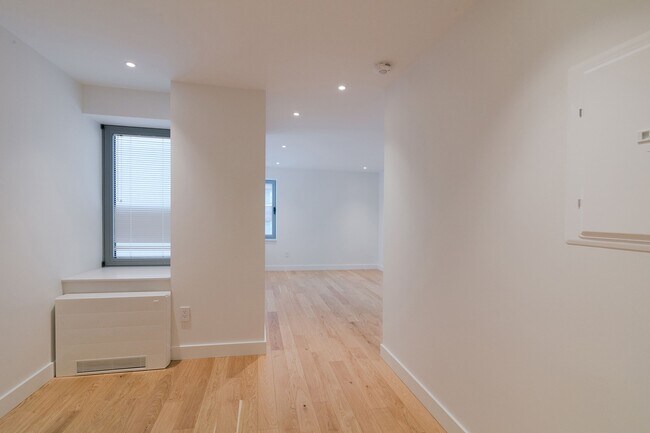 Building Photo - 3495 Rue de la Montagne