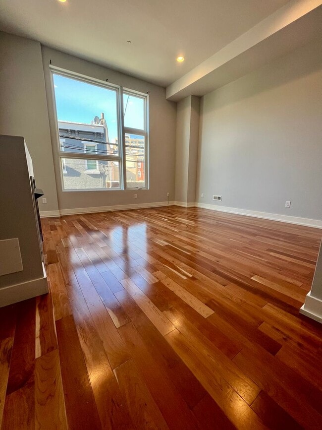 Building Photo - Stunning 3-Bedroom Townhouse with One Car ...