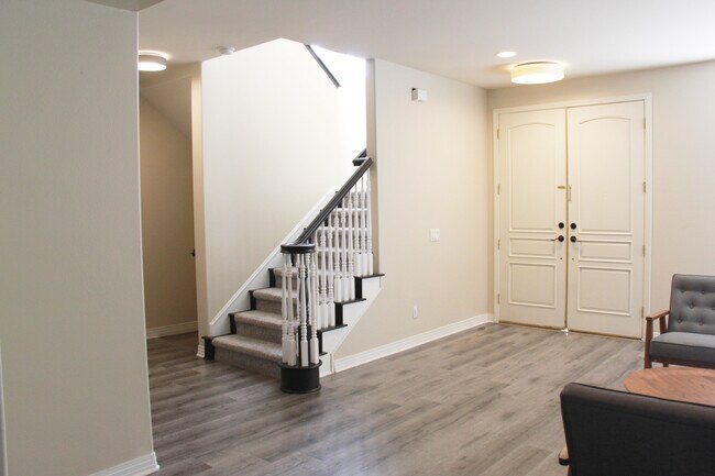 Building Photo - 1118 W Huntington Dr