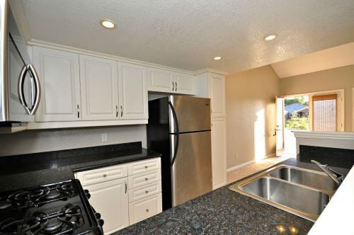 Building Photo - Gorgeous 2 Bedroom/2 Bathroom Condo with L...