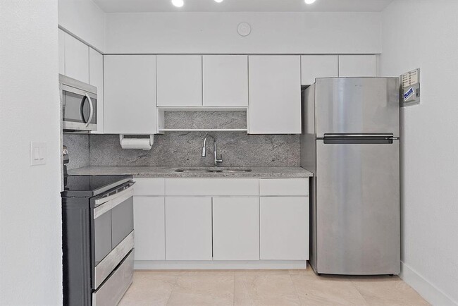 Building Photo - 3349 NE 33rd St