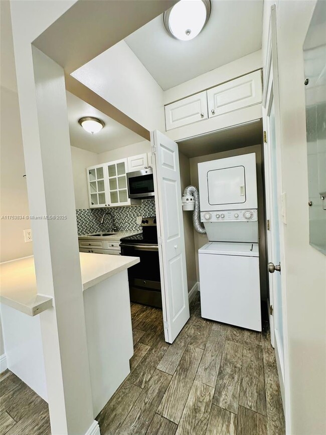 Building Photo - 119 Menores Ave