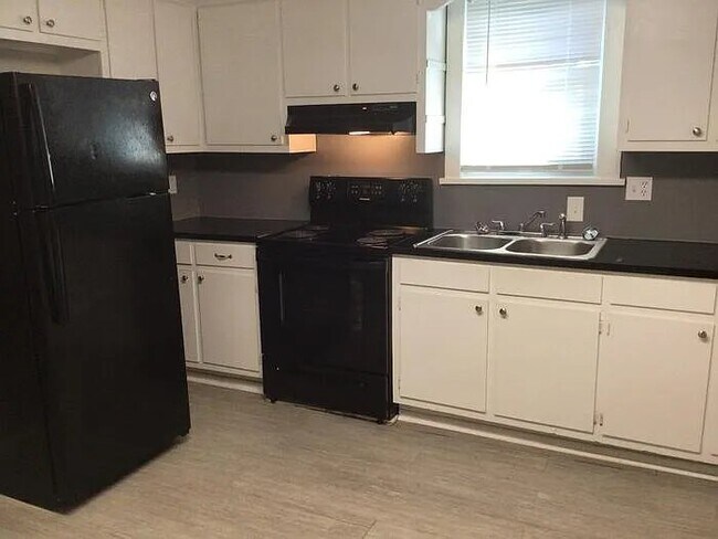 Foto del edificio - 9 Hemlock Dr