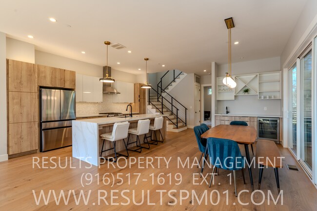 Foto del edificio - Stunning luxury custom home! 4 bedrooms heart of Fairoaks