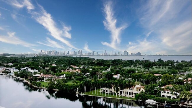 Foto del edificio - 5600 Collins Ave