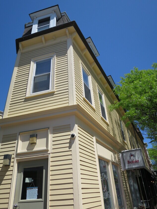 Primary Photo - 3 Holland St