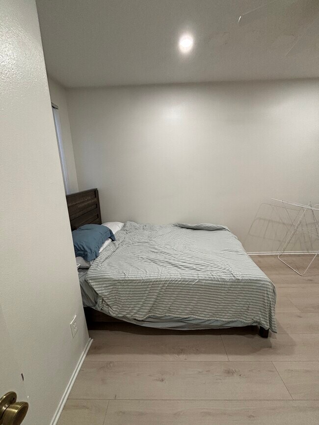 Queen bed with foam mattress - 17722 Sergio Cir