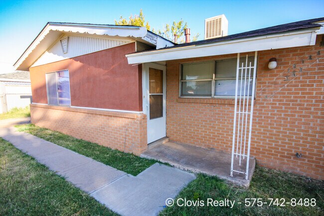 Front of House - 1004 W Manana Blvd