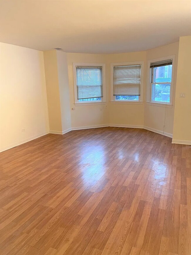 Large Alcove Windows with view - 907 S Bishop St