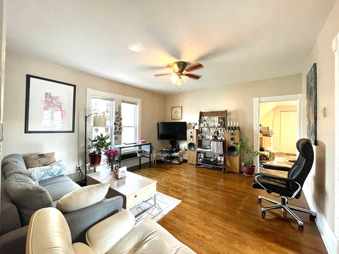 Foto principal - 824 Lowry Ave NE