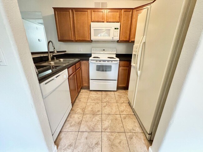 Foto del edificio - SPACIOUS 3 BEDROOM GROUND FLOOR CONDO