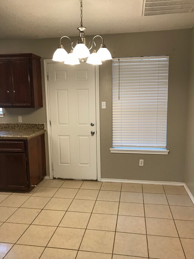 Building Photo - 1801 Lexington Cir