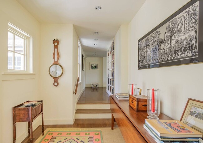 Building Photo - 27 Horseshoe Dr N