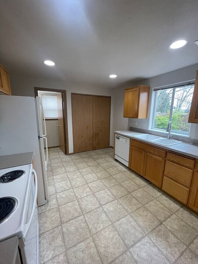 Foto del edificio - Move In Special! Enjoy $500.00 Off Your First Months Rent On This Freshly Updated Two Bedroom Pet...