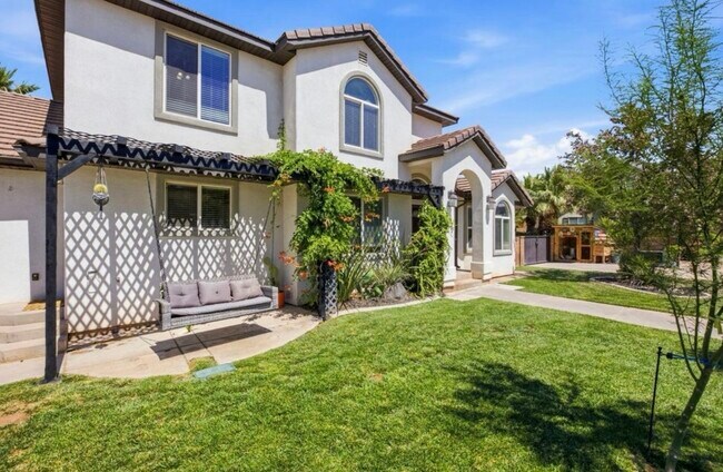 Building Photo - 930 S Indian Cir