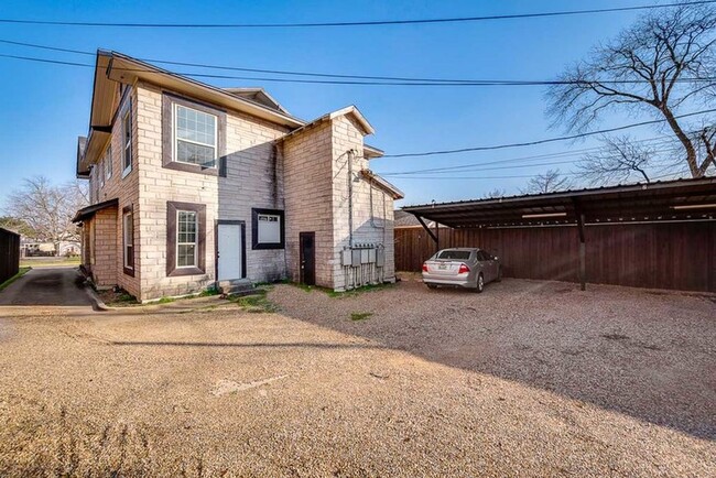 Building Photo - 605 S Oak Cliff Blvd