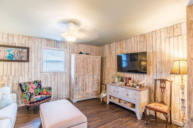 Building Photo - 202 Corto Pl