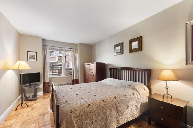 Foto del edificio - 572 Grand St