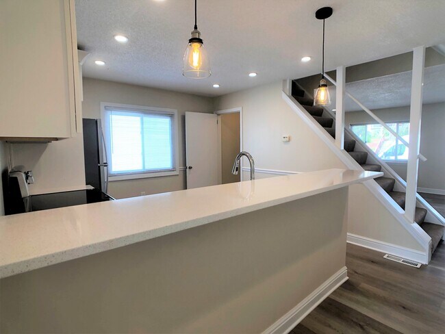 Foto del edificio - Large House with A/C, deck, updated kitchen, laundry, pet friendly September 1st