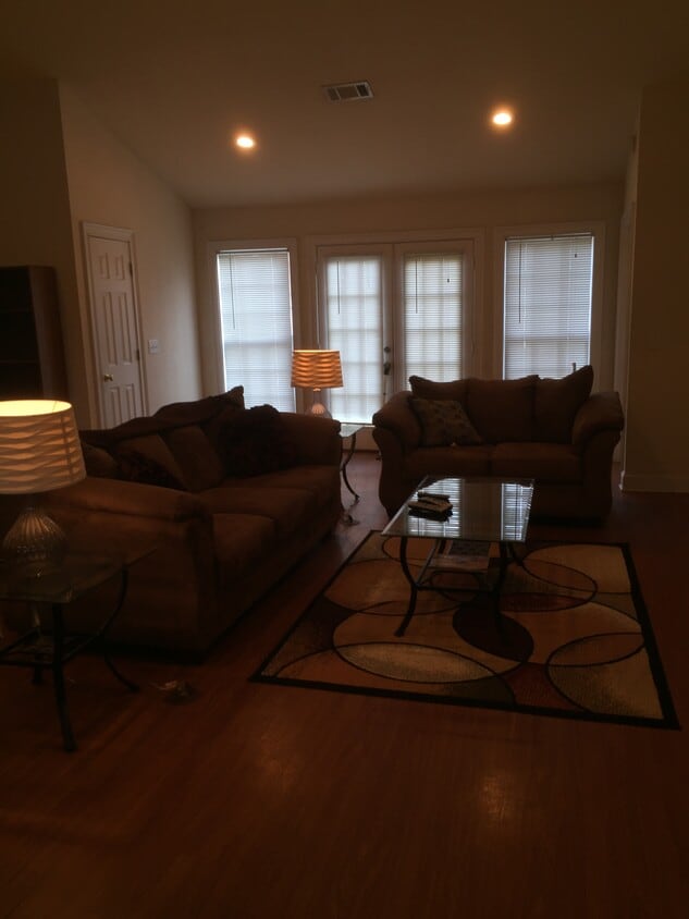Building Photo - 807 W Longleaf Dr