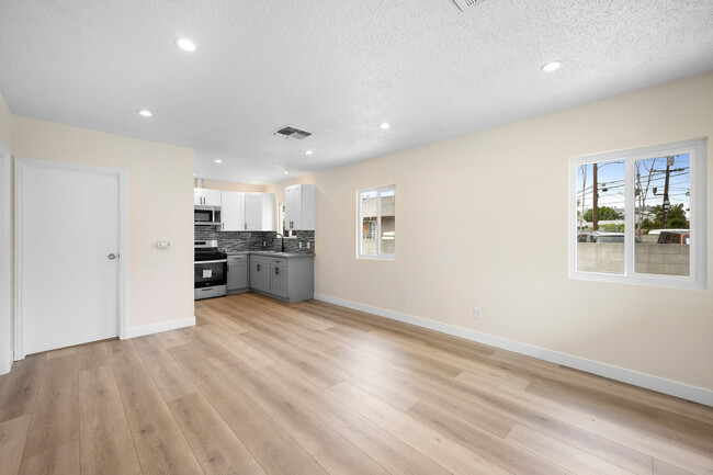 Foto del edificio - 6107 Hazelhurst Pl