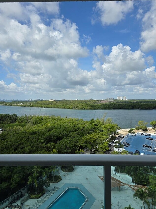 Foto principal - 100 Bayview Dr