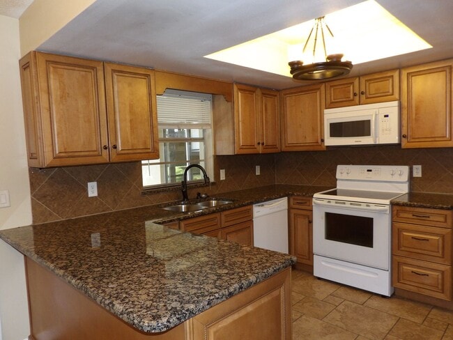 Foto del edificio - 4 BEDROOM JUST 5 Min to I-4 EXIT 111,  Bea...