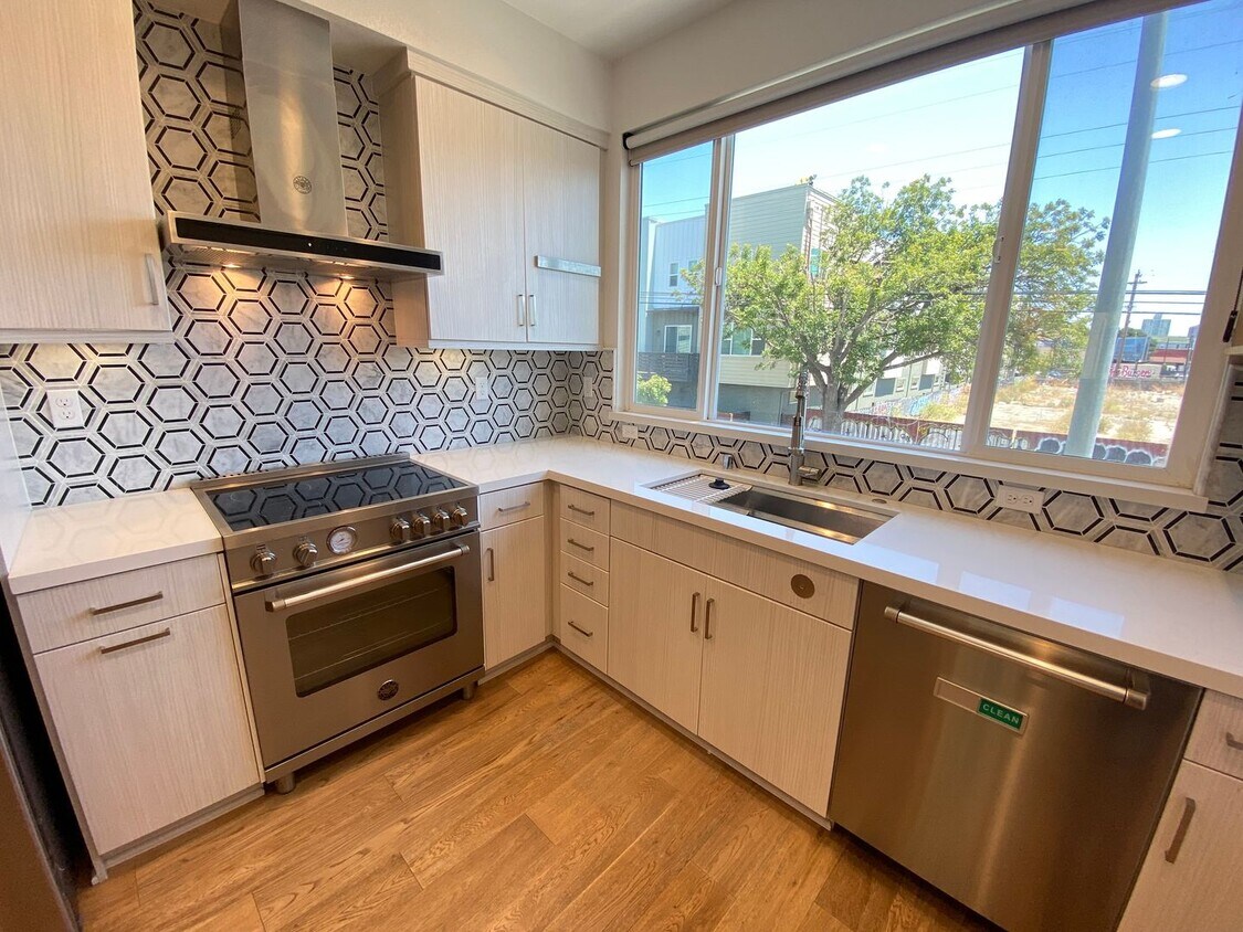 Foto principal - Advent - Three Story Townhome W/ Attached ...
