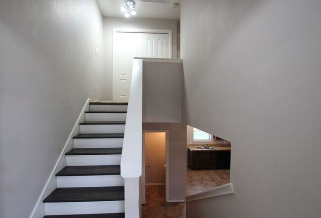 Foto del edificio - Tour Today! 2 Bed 1.5 Bath Townhome, Lindale ISD!