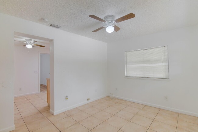 Foto del edificio - 4943 SE Flounder Ave