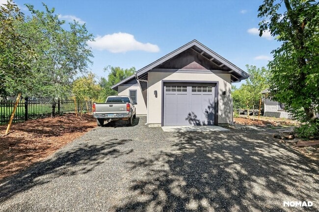 Building Photo - 1590 Hillside Rd