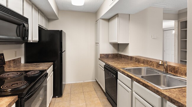 Building Photo - 2 Bedroom Upstairs Condo - Community Pool