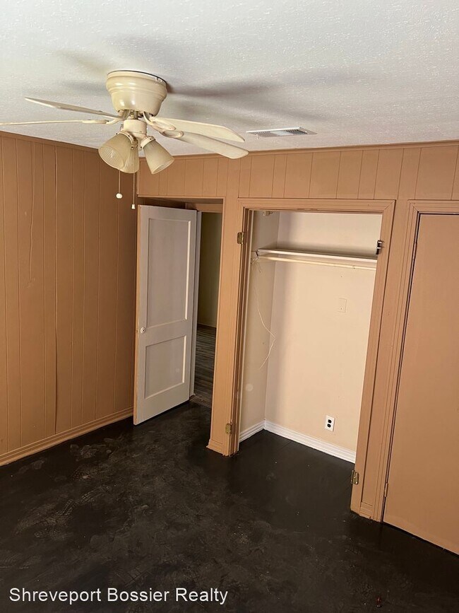 Building Photo - 3 br, 1.5 bath House - 261 E. Jordan St