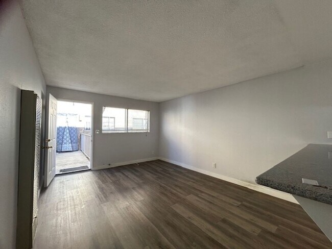 Foto del edificio - Spacious + Bright Upstairs 1 Bed + 1 Bath