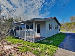 Building Photo - 111 Johnson Dr Building Photo - 111 Johnson Dr