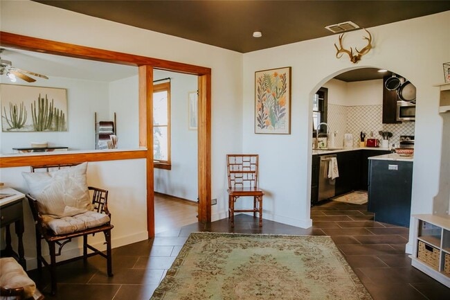 Building Photo - 604 W Pecan Dr