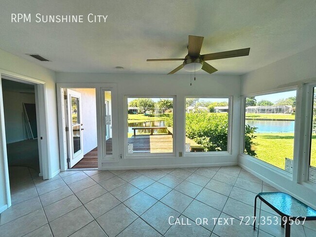 Foto del edificio - NEWLY UPDATED HOME WITH INCREDIBLE LAKE VIEWS