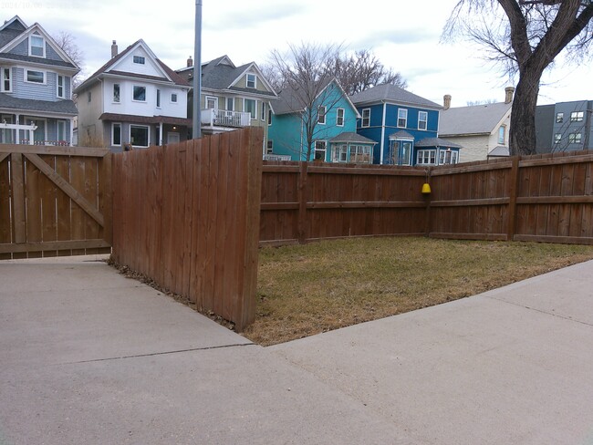 Building Photo - 378 Wardlaw Av
