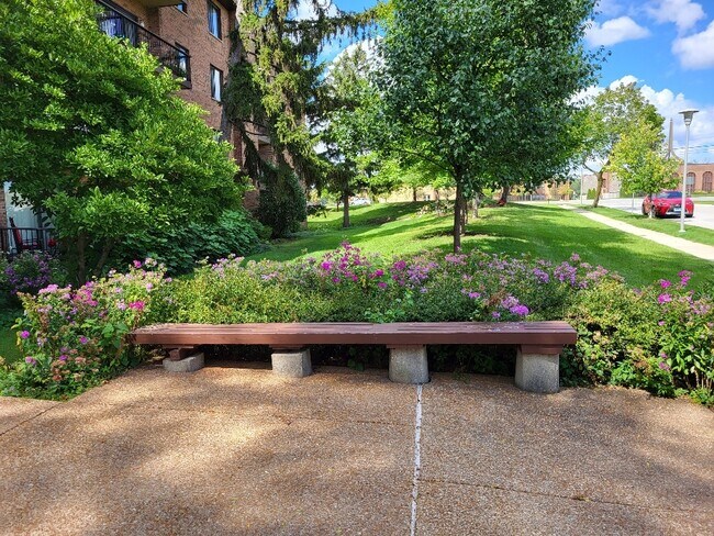 Foto del edificio - 7510 Farmingdale Dr