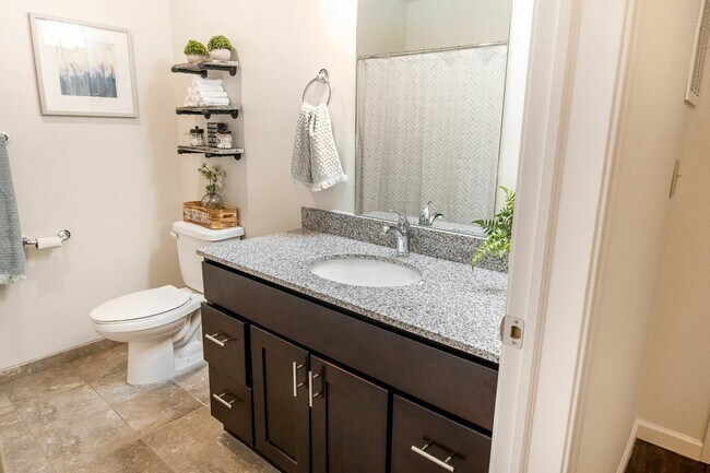 Un espacio limpio y moderno para las rutinas diarias. - Deerfield Place