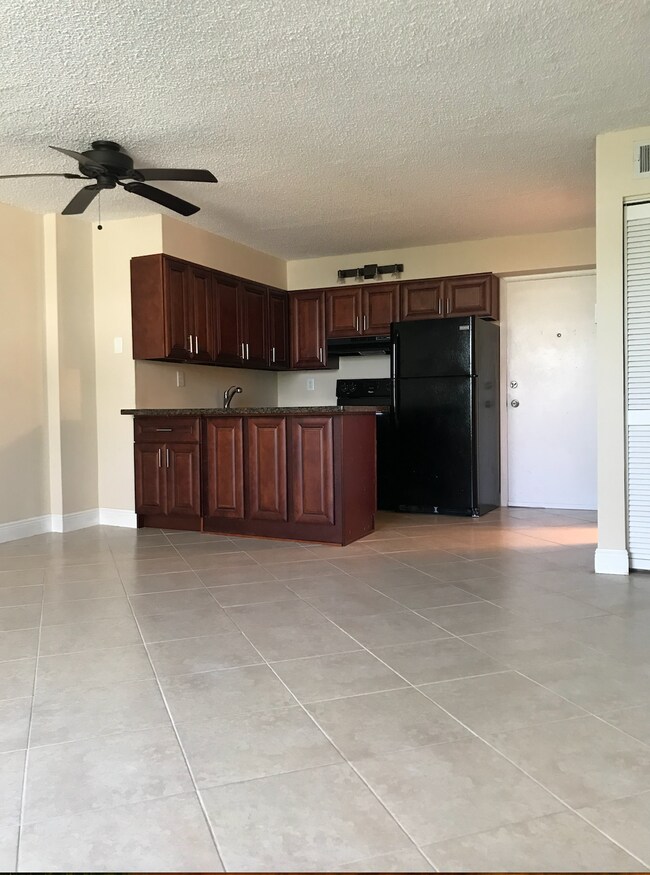 A-1-A, 2 Short Blocks to the Beach - 3000 N Ocean Blvd